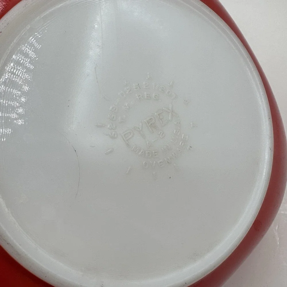 Vintage Retro Pyrex Red Milk Glass Serving Dish 525B - 0252 2.5 Qt 9.25
